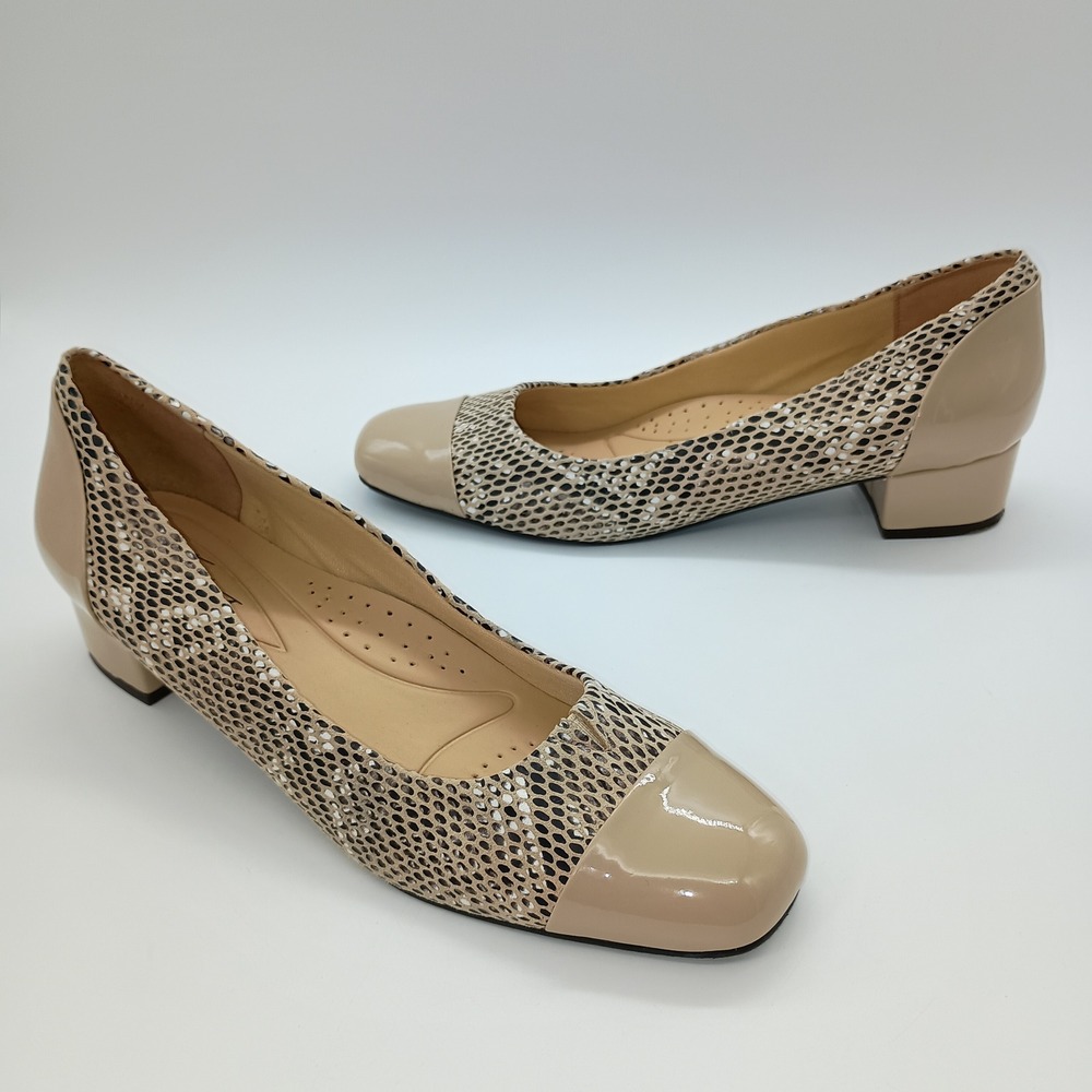 Trotters Snakeskin Embossed Patent Block Heel Nude Beige 9.5N Narrow T2053-176